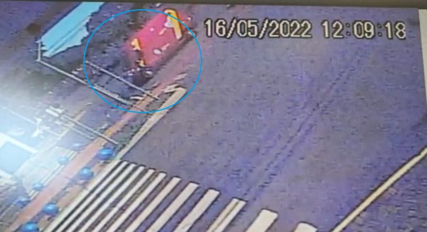 Câmera flagra colisão entre ambulância e moto no São Cristóvão
