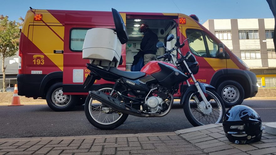 Após ser fechado por carro, motociclista sofre queda e precisa do atendimento do Siate
