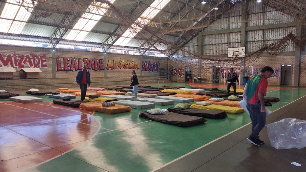 Contra o frio: Ginásio do Creas volta a ser centro de acolhimento para moradores de rua em Cascavel
