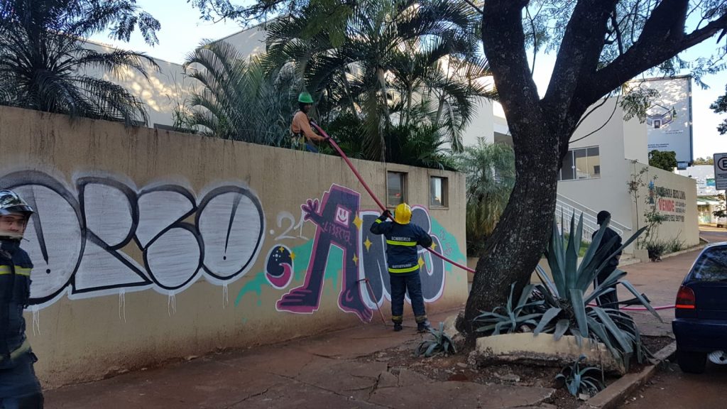 Corpo de Bombeiros controla incêndio em edificação no Centro