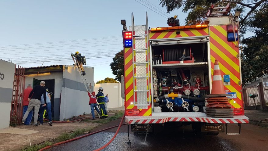 Depósito no Bairro Brasília pega fogo e mobiliza equipes do Corpo de Bombeiros