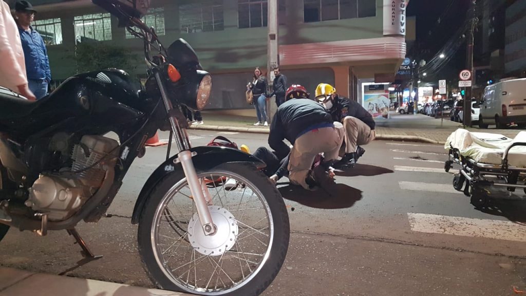 Mulher fica ferida após colisão de trânsito na Rua Carlos de Carvalho