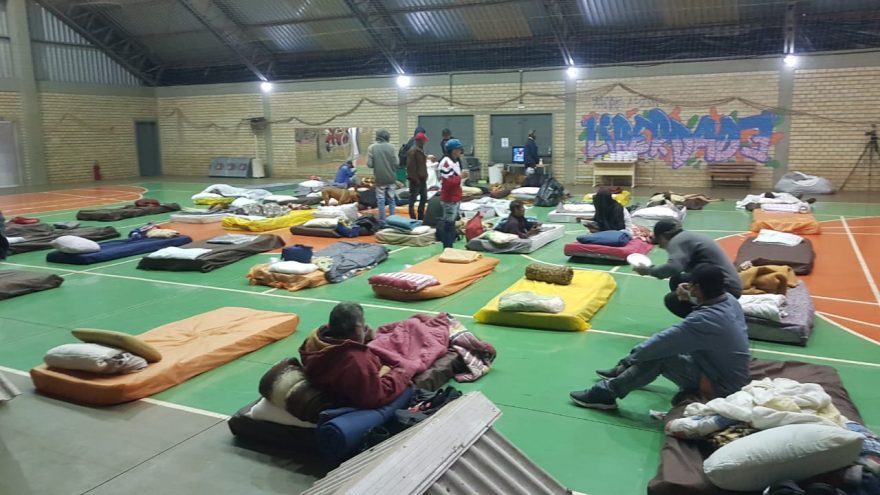 Por conta do frio intenso dezenas de moradores de rua são acolhidos em ginásio no Coqueiral