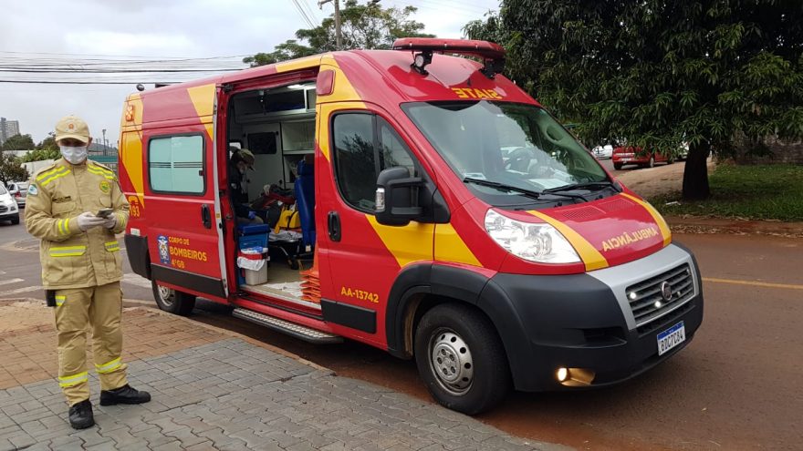Corsa e moto batem em rotatória do Bairro Tropical, em Cascavel