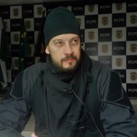 Imagem referente a Após ser esfaqueado, adolescente perseguiu agressor com BMW e o atropelou; Amigos do motociclista realizaram disparos contra menor