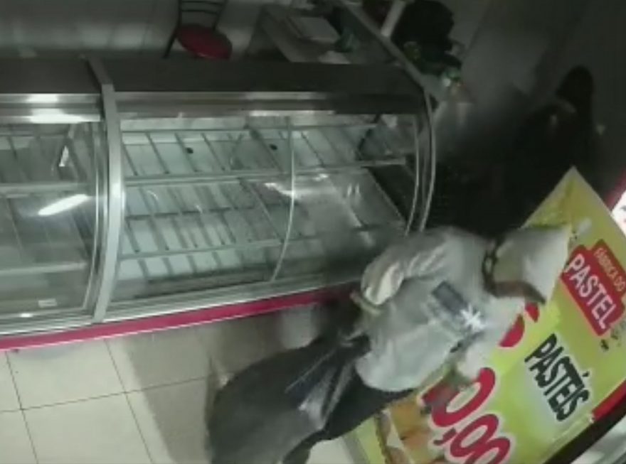 Vídeo mostra homens realizando furto em pastelaria no Interlagos