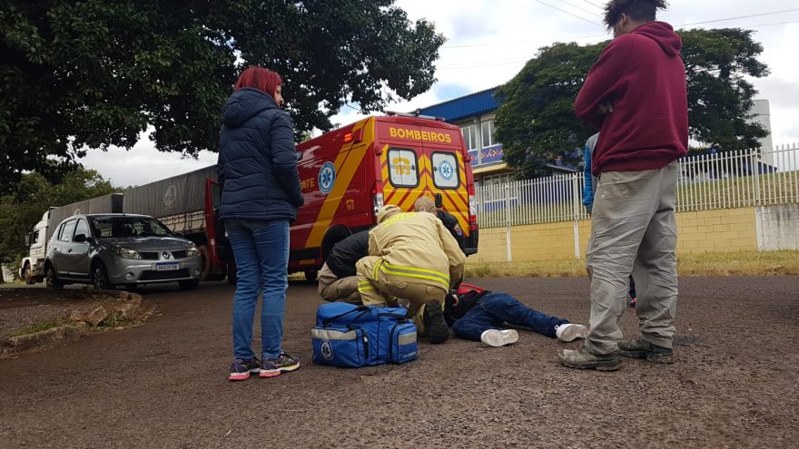 Após colisão com carro, motociclista fica ferida no Jardim Clarito