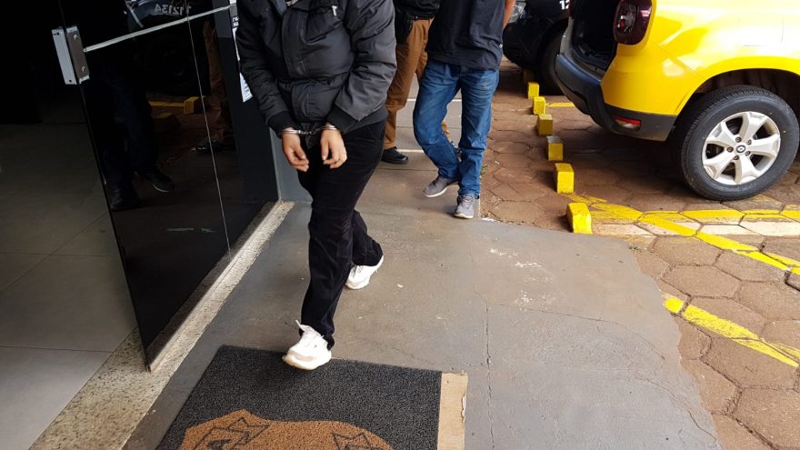 Homem que tentava realizar furto em caminhão e mulher que dava apoio com carro furtado são levados à Delegacia