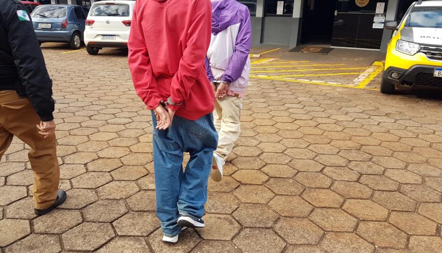 Menores são apreendidos acusados de realizarem furto de chocolates em supermercado