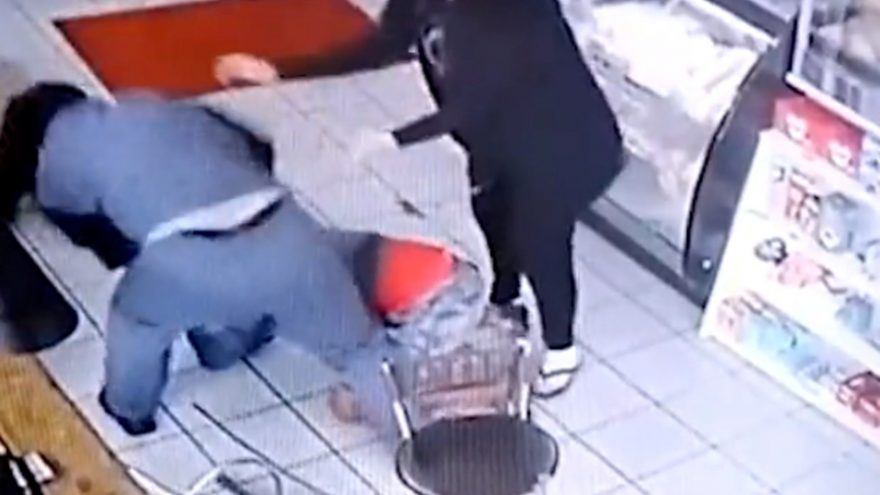 Toma distraído! Mulher ‘deita’ homem no soco ao ser assediada; veja o vídeo