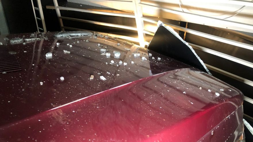 Carro destrói fachada de loja de aparelhos eletrônicos durante tentativa de furto