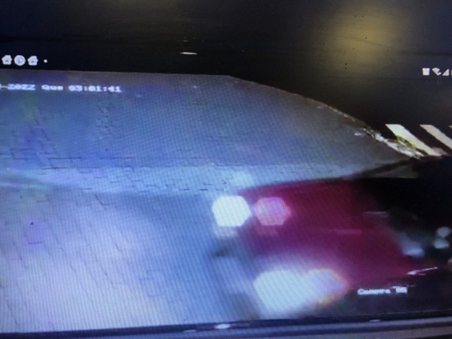 Vídeo: Veja momento exato em que carro destrói fachada de loja