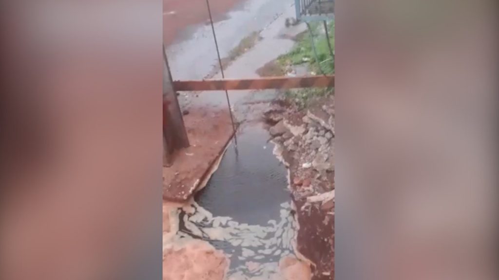 Morador alerta para vazamento de água na Rua Fraternidade, no Bairro Interlagos