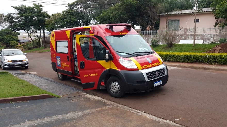 Carros se envolvem em colisão no Bairro Canadá e homem é socorrido pelo Corpo de Bombeiros