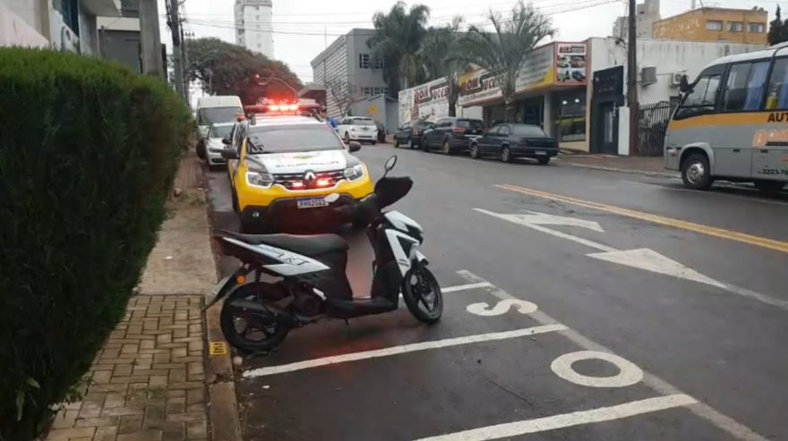 Mulher é atropelada por carro no cruzamento das Ruas Erechim e Afonso Pena