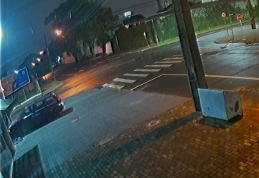 Nova câmera mostra motorista atirando carro contra fachada de empresa no Centro