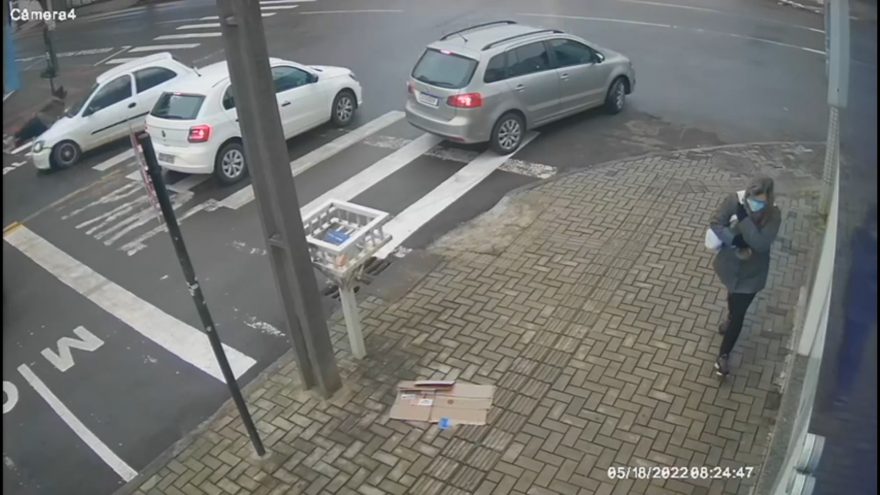 Vídeo mostra mulher sendo atropelada em faixa de pedestres, no Centro