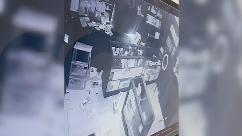 Tentativa de arrombamento: vídeo interno mostra força do impacto do carro contra a fachada da empresa