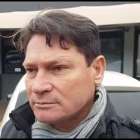 Imagem referente a Jovem que chutou rapaz na Rua Paraná não tinha intenção de atirá-lo contra ônibus, afirma advogado