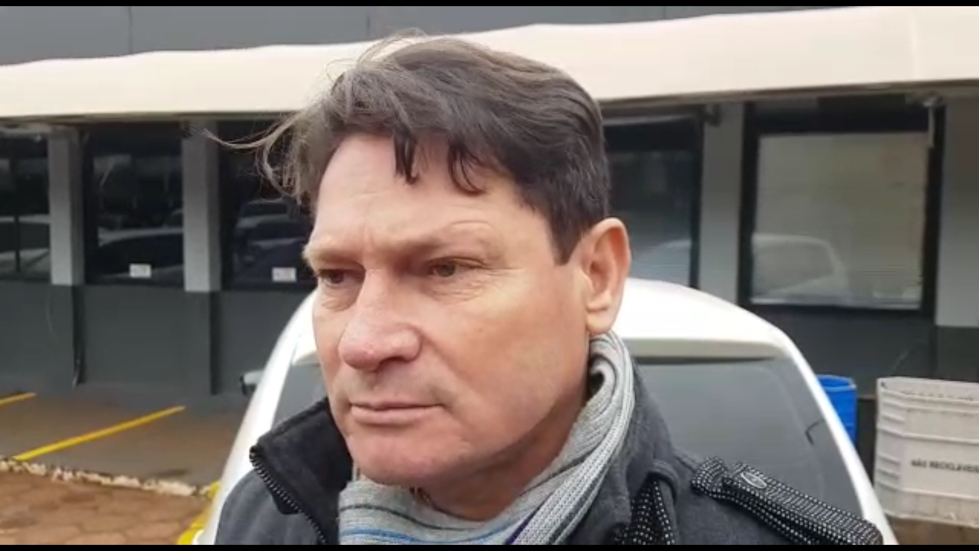Jovem que chutou rapaz na Rua Paraná não tinha intenção de atirá-lo contra ônibus, afirma advogado