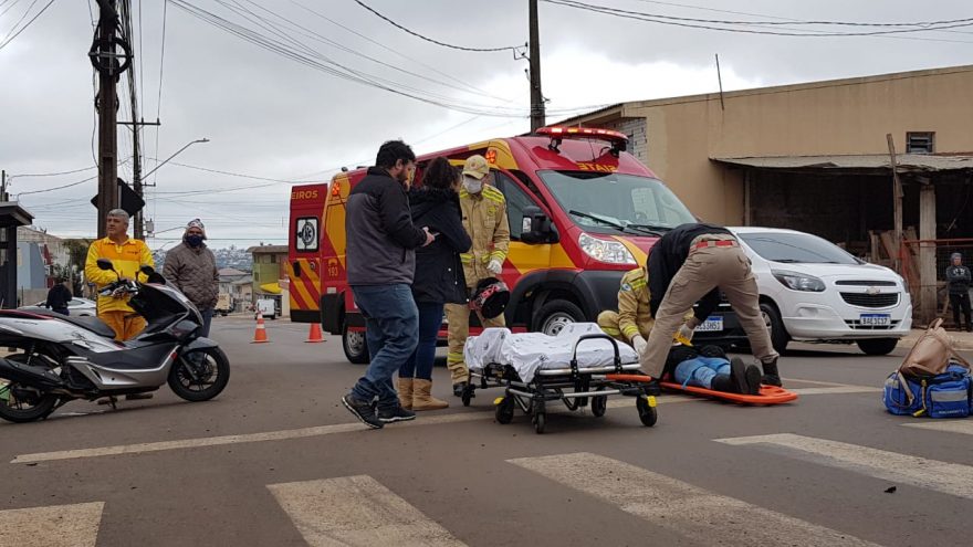 Motociclista fica ferida em colisão com carro no Cascavel Velho
