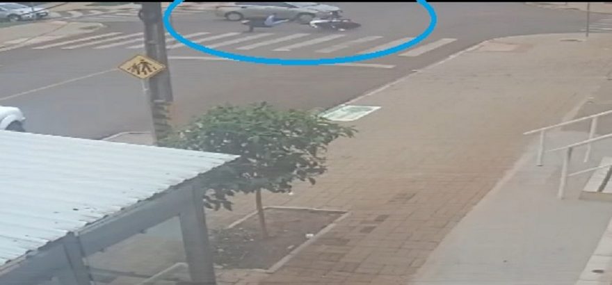 Motociclista é arremessada longe ao ser atingida por carro no Cascavel Velho