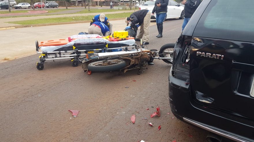 Casal fica ferido em acidente de trânsito na Avenida Tancredo Neves