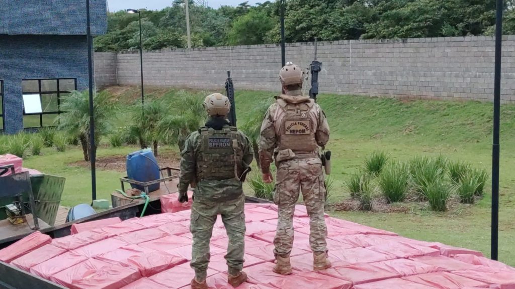 BPFron e Polícia Federal apreendem quatro embarcações carregadas com cigarros contrabandeados