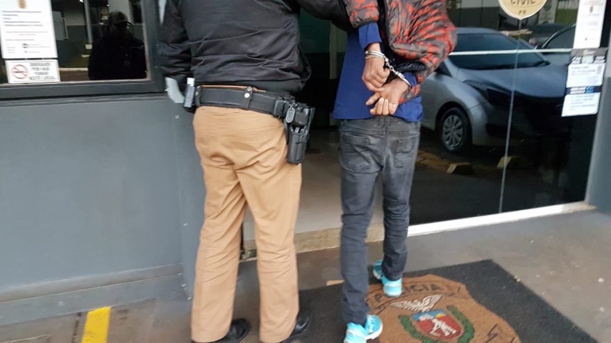 População flagra furto em bar, aciona PM e ladrão é detido com vários objetos
