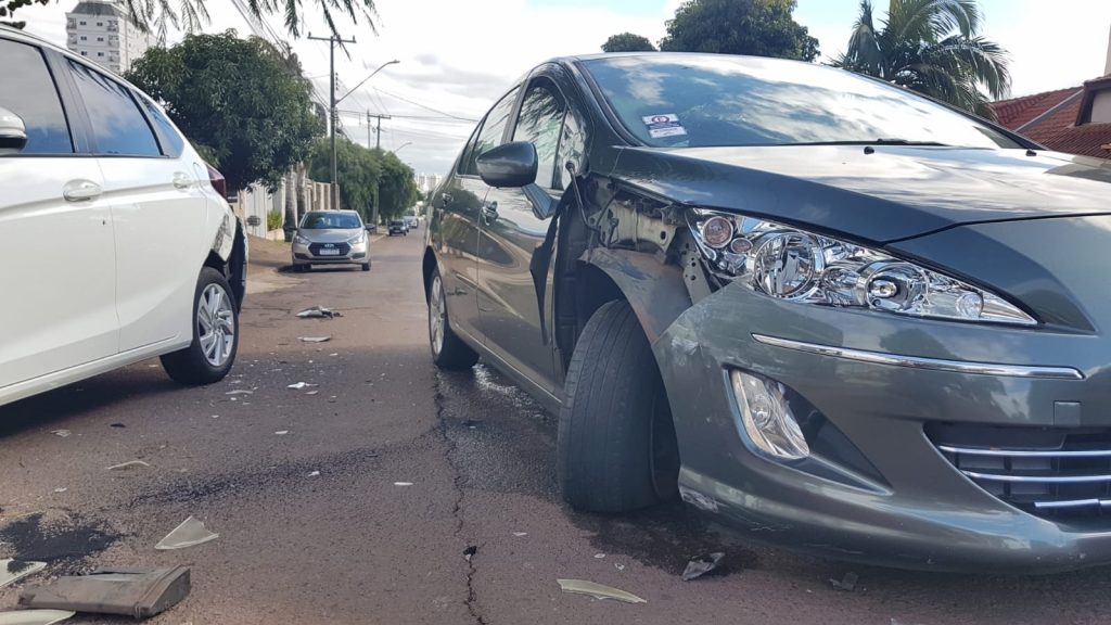 Carros se envolvem em colisão no Country