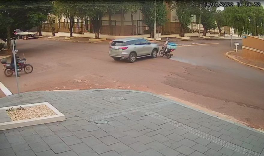 Câmera flagra colisão que deixou entregadora de água ferida