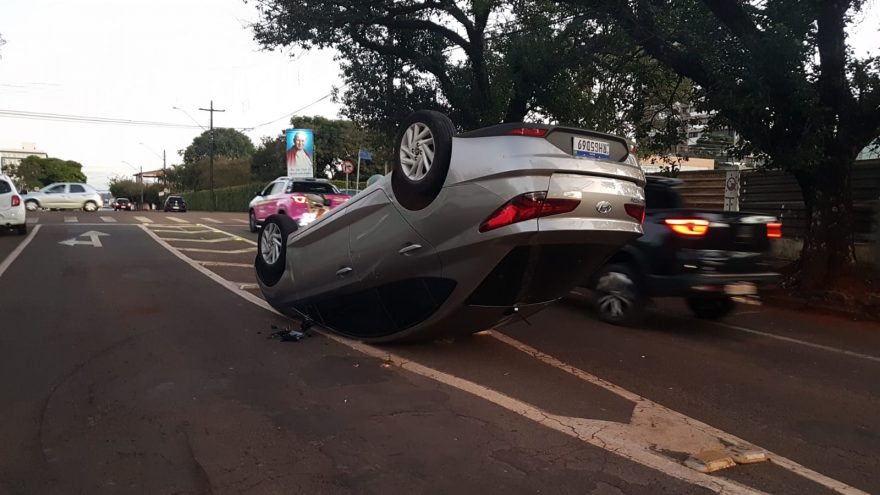 HB20 capota após colisão com Cruze na Rua Marechal Cândido Rondon