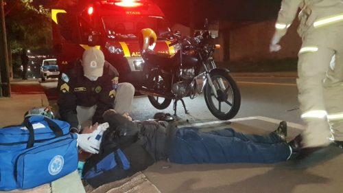 Homem fica ferido após colisão entre carro e moto no Bairro Brasília, em Cascavel Imagem referente a Homem fica ferido após colisão entre carro e moto no Bairro Brasília, em Cascavel