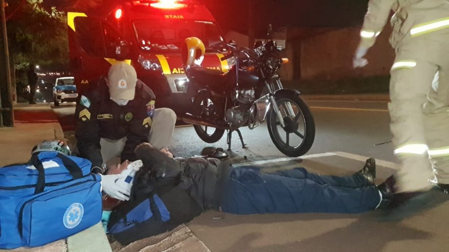 Homem fica ferido após colisão entre carro e moto no Bairro Brasília, em Cascavel