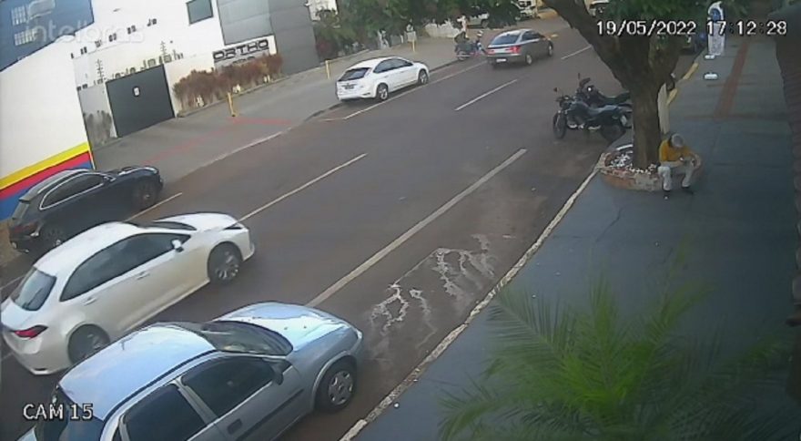 Câmera mostra veículos passando na via antes de acidente na Rua Marechal Cândido Rondon