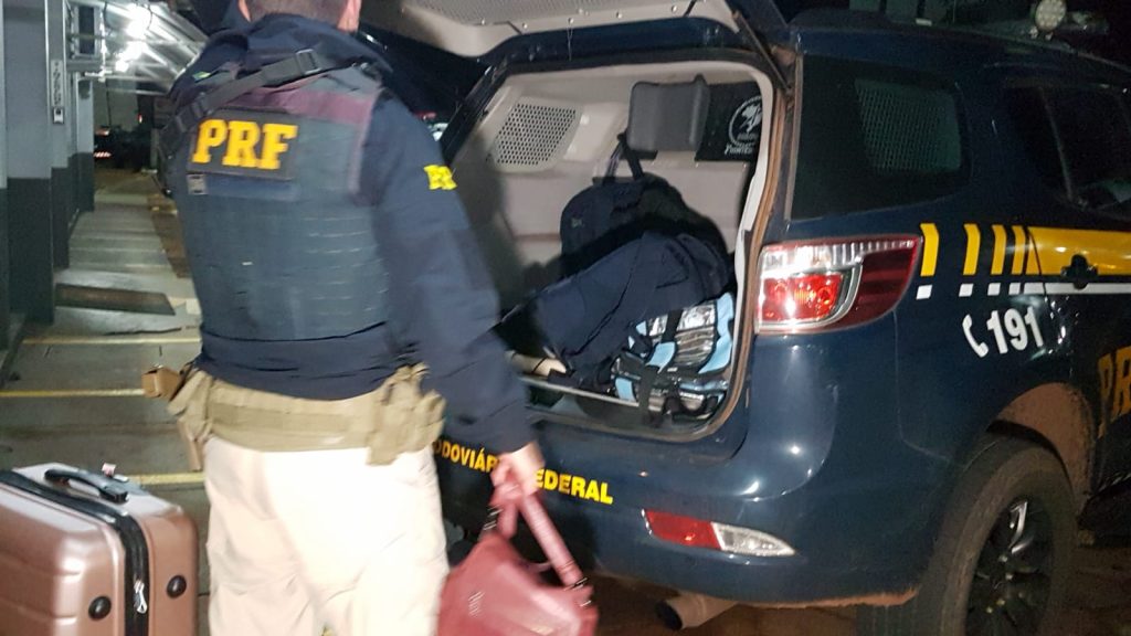 Adolescente é apreendida pela PRF na posse de 17kg de maconha em um ônibus
