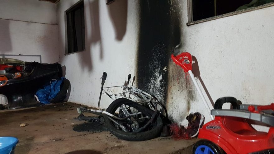 Fogo destrói carrinho de bebê e danifica parte traseira de um carro no Santa Cruz