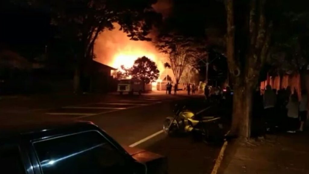 Grande incêndio em residência deixa um homem morto