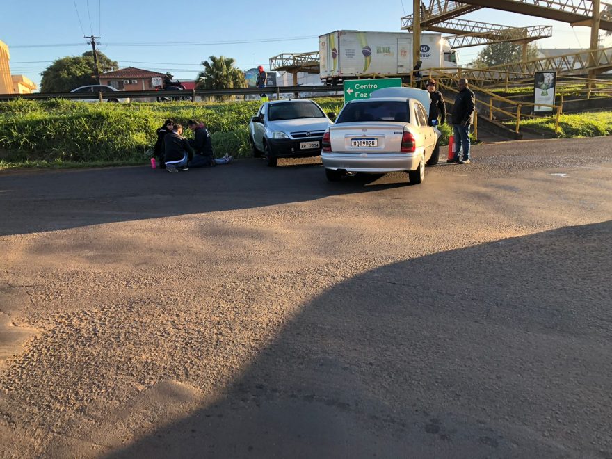 Veículos se envolvem em colisão na saída no Santa Felicidade e mulher fica ferida