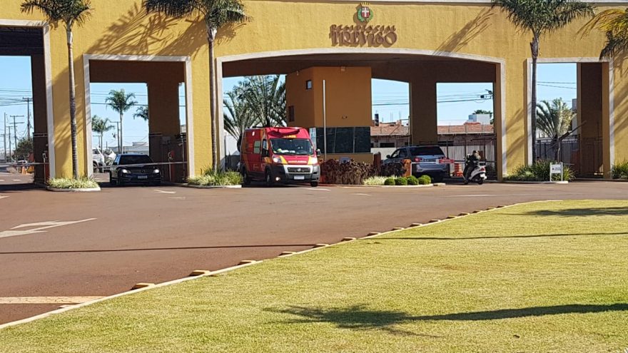 Trabalhador fratura os dois pés depois de ser puxado pela blusa e ficar preso em betoneira