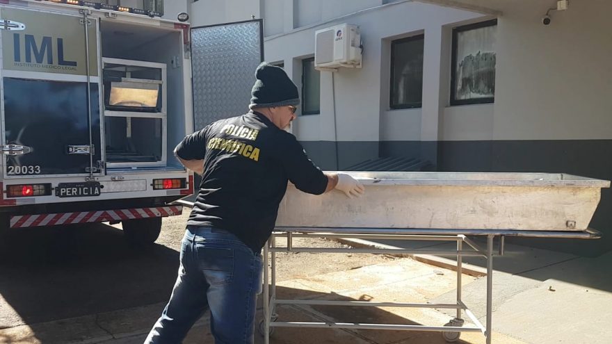 Corpo de Maria Chimello Rosin é levado ao IML de Cascavel; mulher morreu em acidente na BR-163