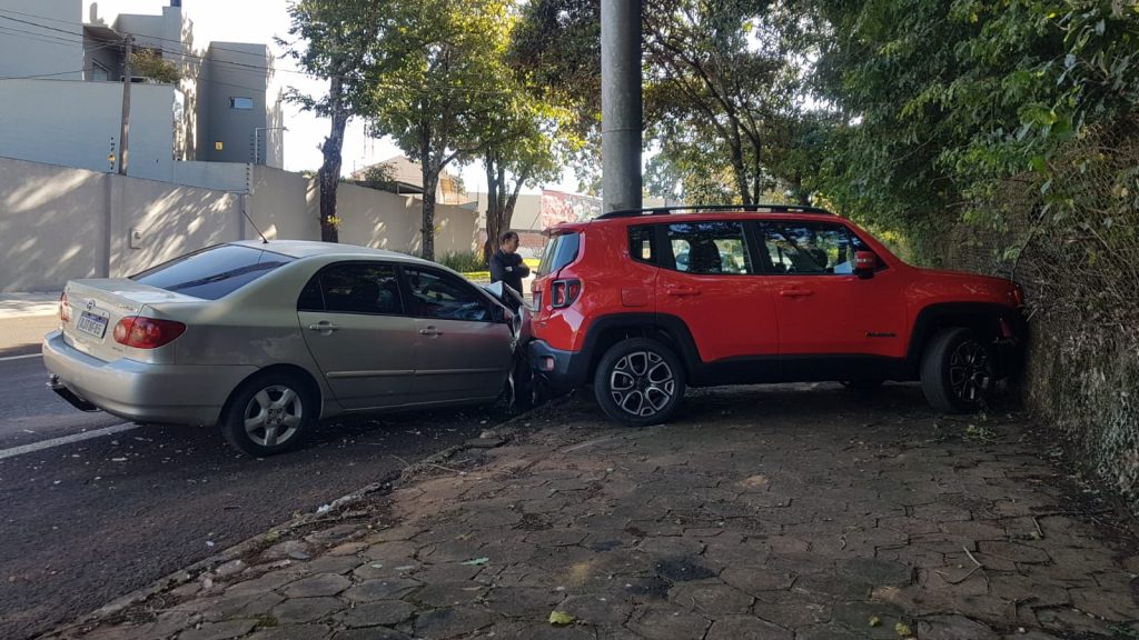 Corolla e Renegade colidem na Rua Cuiabá