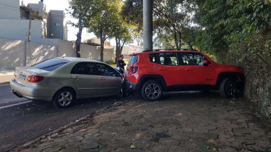 Corolla e Renegade colidem na Rua Cuiabá
