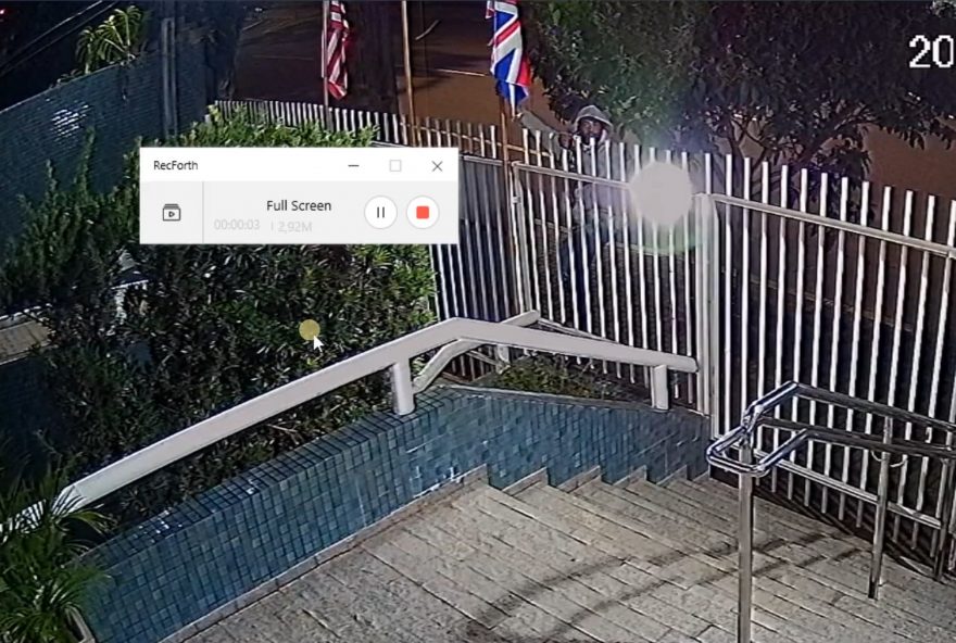 Vídeo mostra homem trepando em mastro para furtar bandeiras