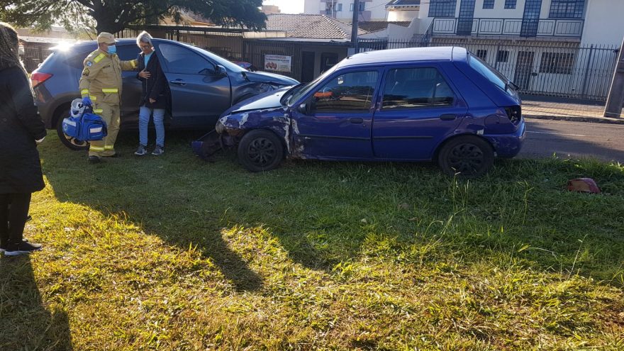 Fiesta e HR-V se envolvem em forte colisão de trânsito no Coqueiral