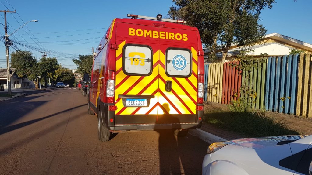 Menina de 7 anos é socorrida com suspeita de fratura no braço ao cair dentro de escola
