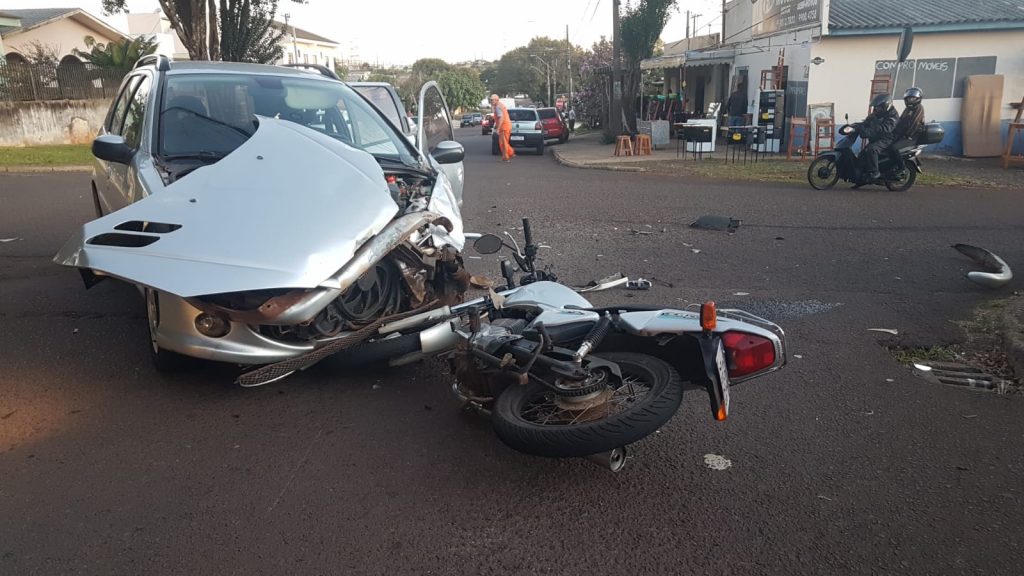 Casal fica ferido em acidente entre carro e moto no Santa Felicidade