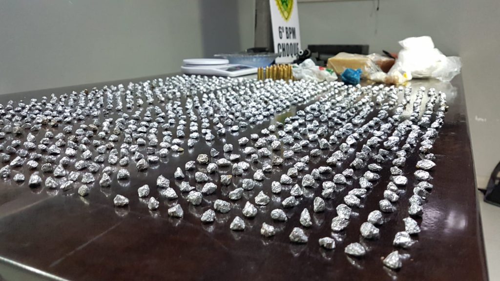 Pelotão do Choque apreende 899 pedras de crack e outras drogas em uma residência no Quebec