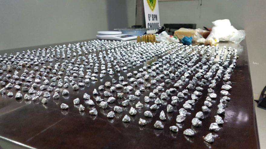 Pelotão do Choque apreende 899 pedras de crack e outras drogas em uma residência no Quebec