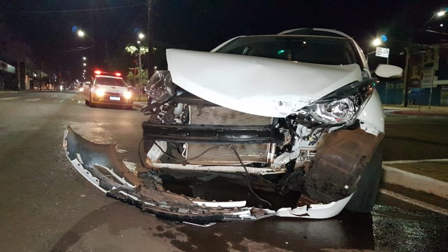 Forte colisão no Centro deixa condutor sem habilitação detido